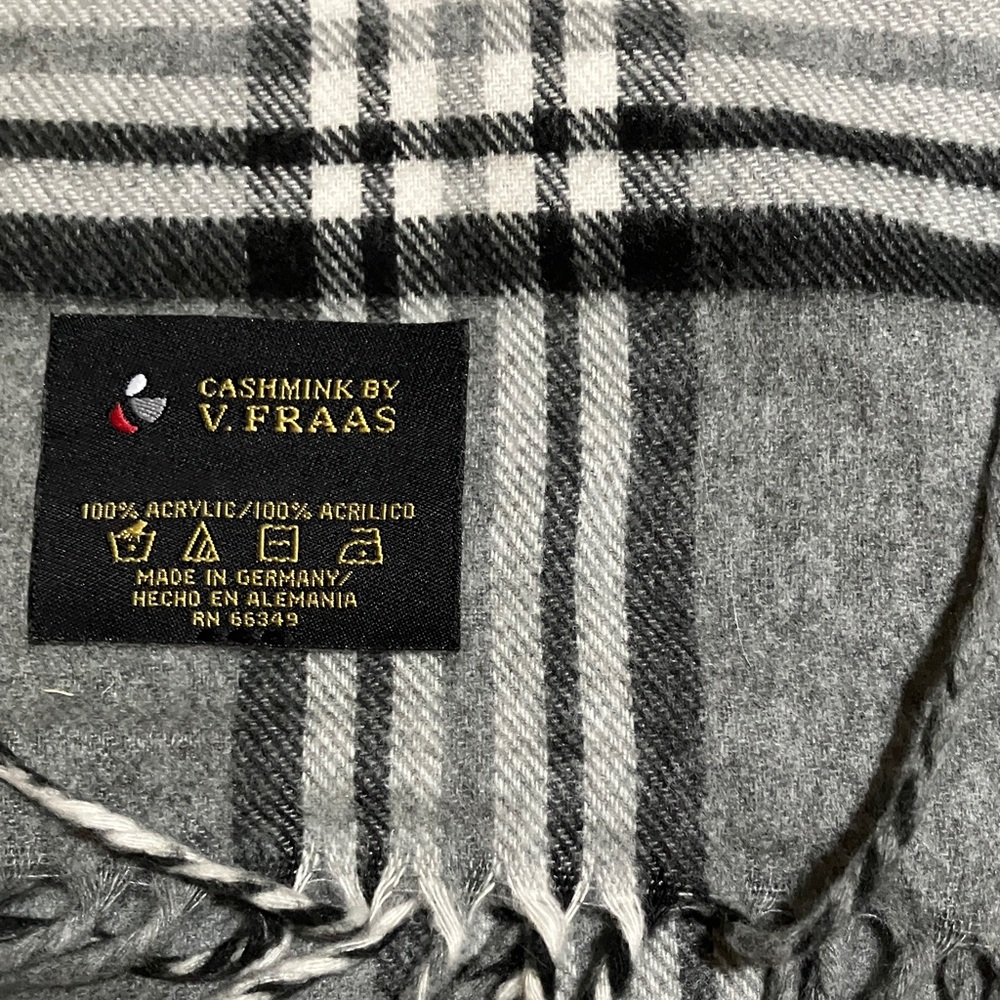 V. FRAAS Classic Gray Checkered Scarf